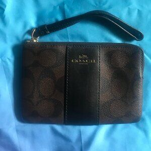 Large Corner Zip Wristlet In Signature Canvas